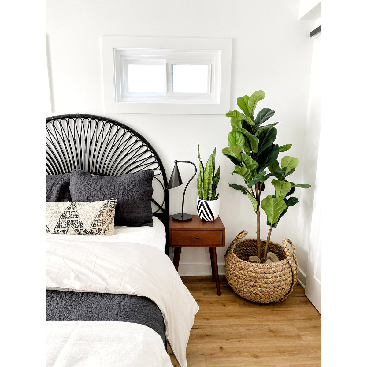 Lupe 21 inch 40 watt Old Bronze Table Lamp Portable Light